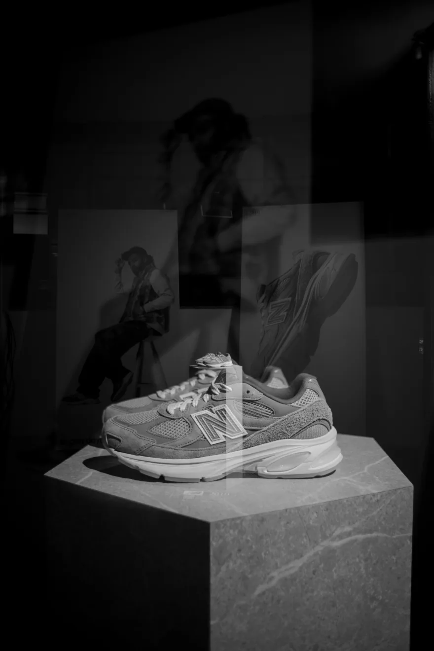 Tênis da New Balance em exibição durante evento