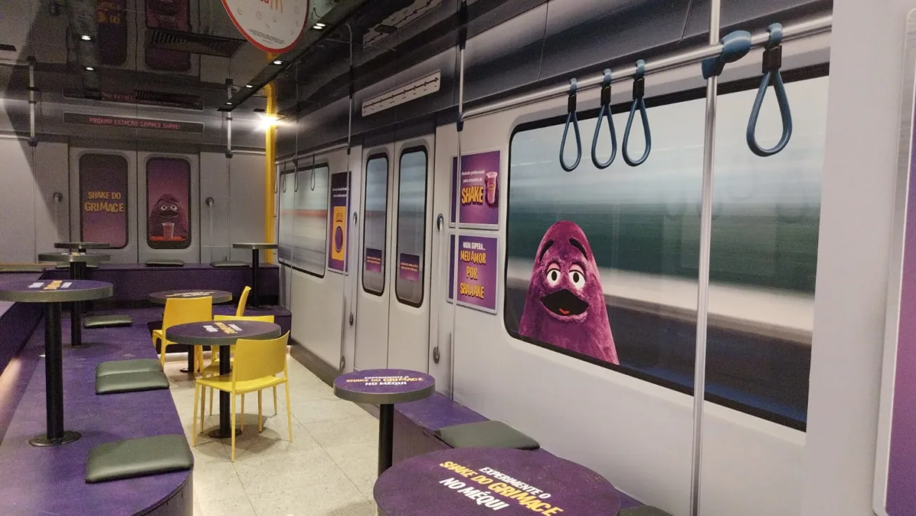 Imagem de assentos internos do Méqui 1000, pintados no "Roxo Grimace"