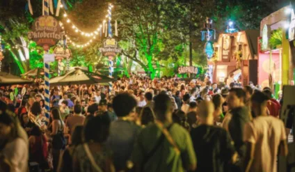 Imagem mostra cena da Oktoberfest, que abriu ingressos para a edição de 2025 Imagem mostra cena da Oktoberfest, que abriu ingressos para a edição de 2025