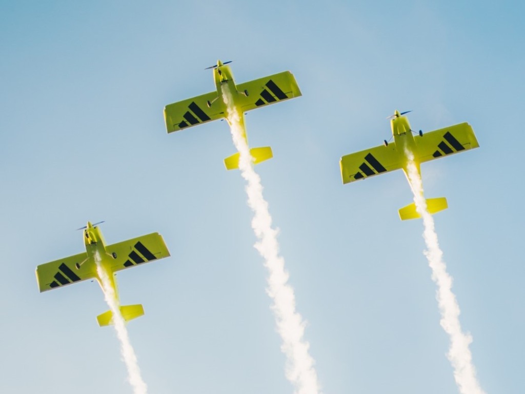Aviões formam três linhas no céu, em alusão ao logotipo da adidas