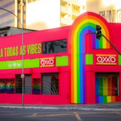 Loja emblemática da Oxxo e Amstel Vibes, decorada com o tema do Orgulho LGBT+