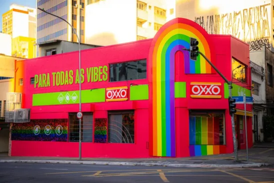 Loja emblemática da Oxxo e Amstel Vibes, decorada com o tema do Orgulho LGBT+