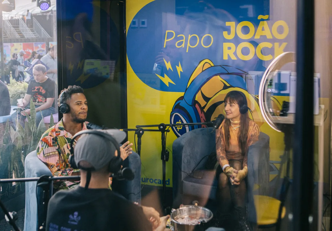 Podcast Papo João Rock, no estande do Banco do Brasil