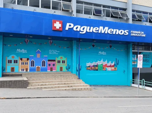 Envelopamento da Pague Menos com Medley