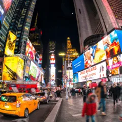 Times Square, repleta de anuncios, representa a economia da atenção