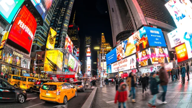 Times Square, repleta de anuncios, representa a economia da atenção