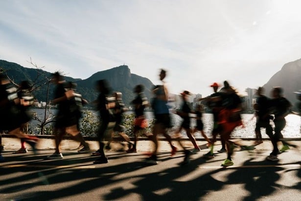 Pessoas correndo na Maratona do Rio