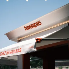 Havaianas aposta em quiosque pop-up para conquistar público europeu durante o verão