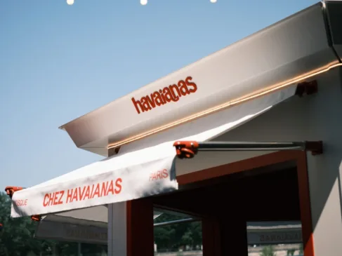 Havaianas aposta em quiosque pop-up para conquistar público europeu durante o verão