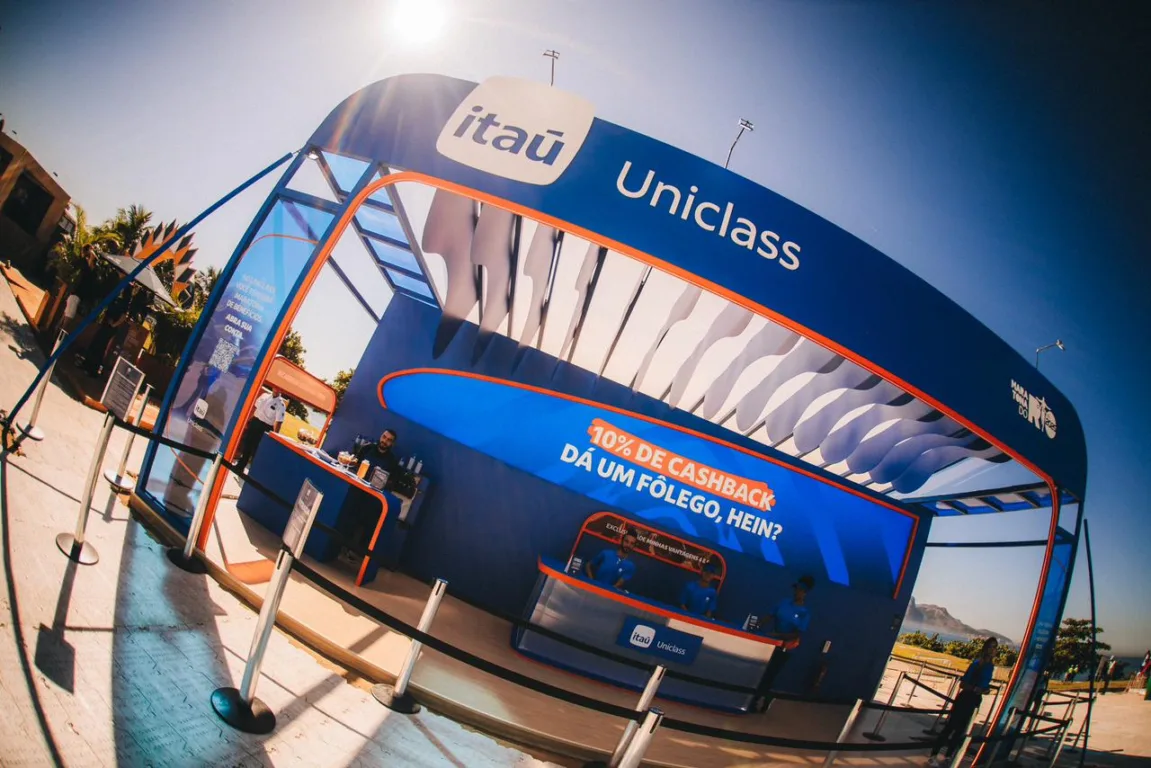 Estande do Itau na Maratona do Rio 2025