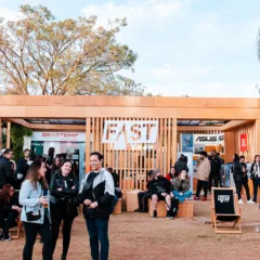 Estande da Fast Shop, criado pela agência Unobvious, no festival Best of Blues and Rock