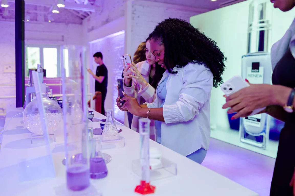 Demonstração de laboratório em evento de Avon Renew
