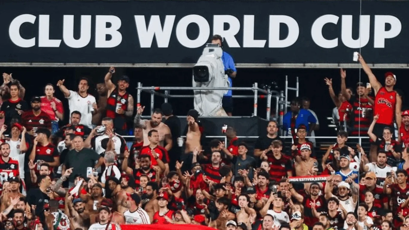 Torcida do Flamengo na arquibancada em partida contra o Chelsea no Mundial de Clubes de Futebol da FIFA