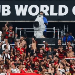 Torcida do Flamengo na arquibancada em partida contra o Chelsea no Mundial de Clubes de Futebol da FIFA