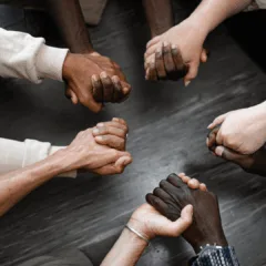 Imagem de pessoas segurando mãos representa comunidades