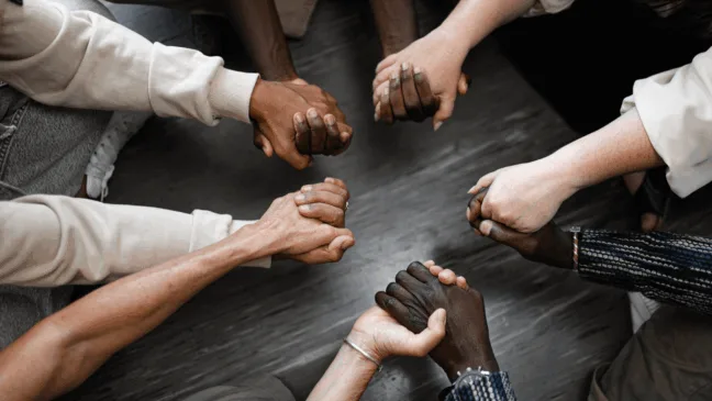 Imagem de pessoas segurando mãos representa comunidades