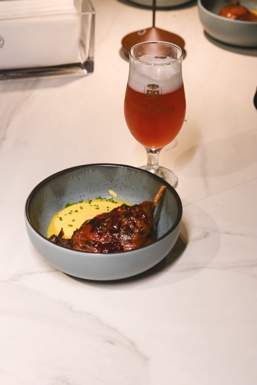 Confit de pato com mousseline de mandioquinha e molho de frutas vermelhas