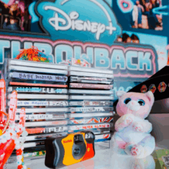 Decoração do Disney+ Throwback Experience em Los Angeles