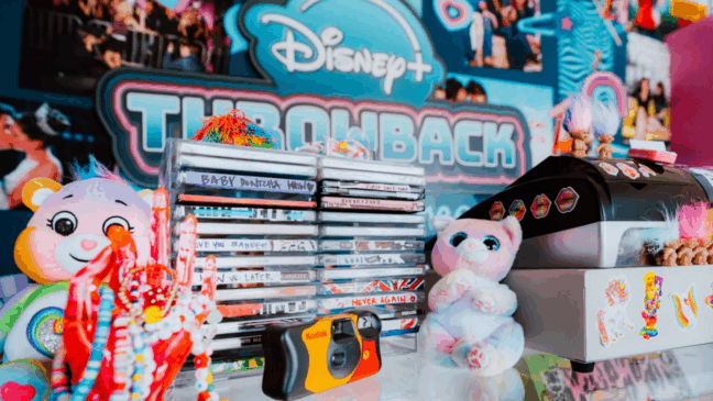 Decoração do Disney+ Throwback Experience em Los Angeles