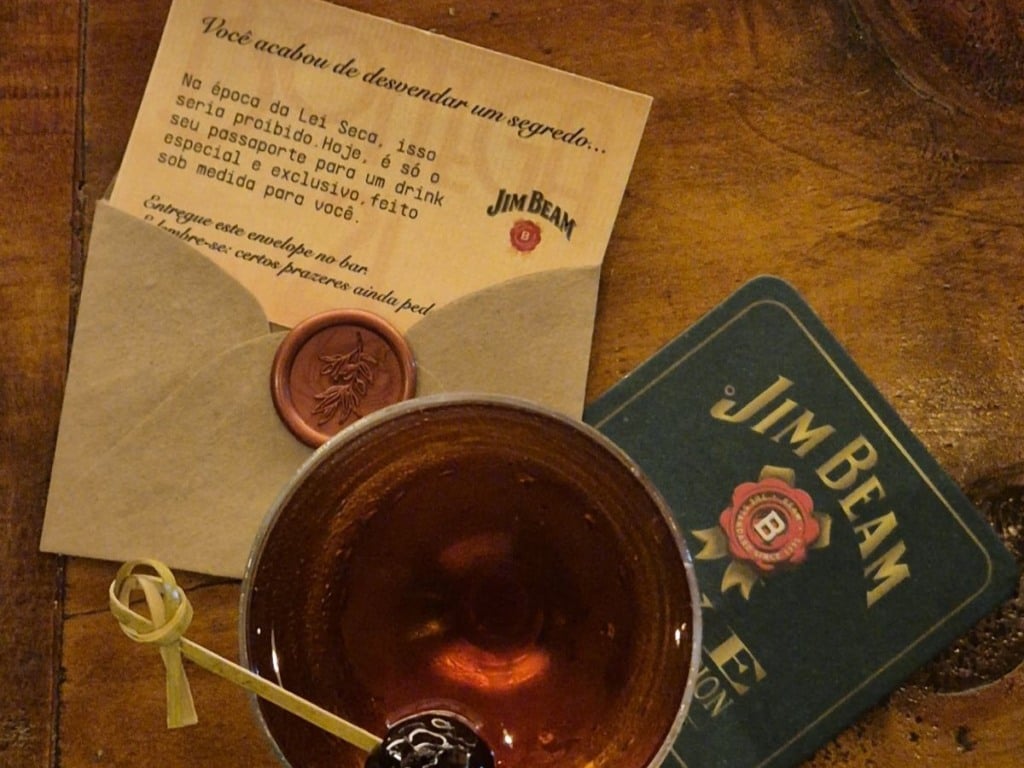 Envelope conta história da marca Jim Beam