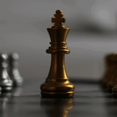 Peça rei, do xadrez, está em evidência representando estratégia