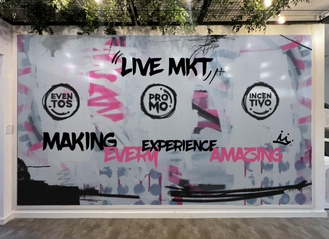 Parede estilizada da nova sede da Eventesse traz palavras como making experience, promo, incentivo, eventos e live mkt