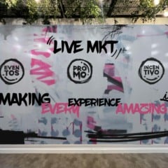 Parede estilizada da nova sede da Eventesse traz palavras como making experience, promo, incentivo, eventos e live mkt