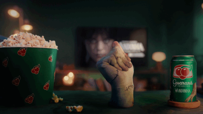 guaraná lança campanha em parceria com a netflix para a série wandinha