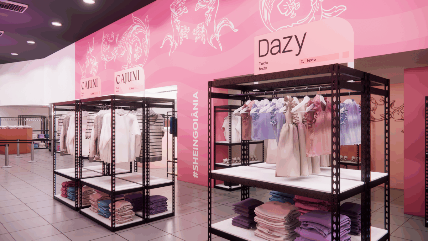 Roupas expostas em cabideiros na pop up da Shein em Goiânia