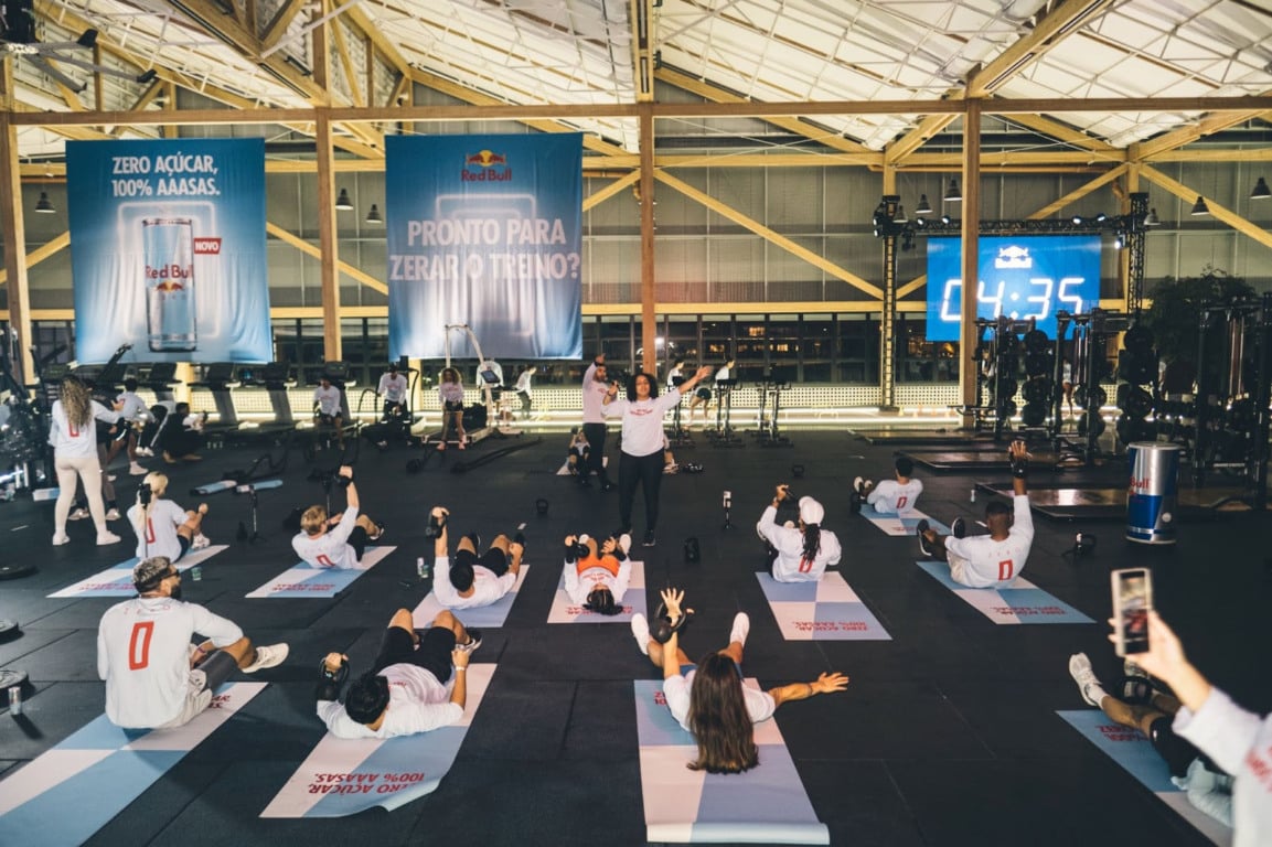 Pessoas praticando yoga em evento do Red Bull Bragantino