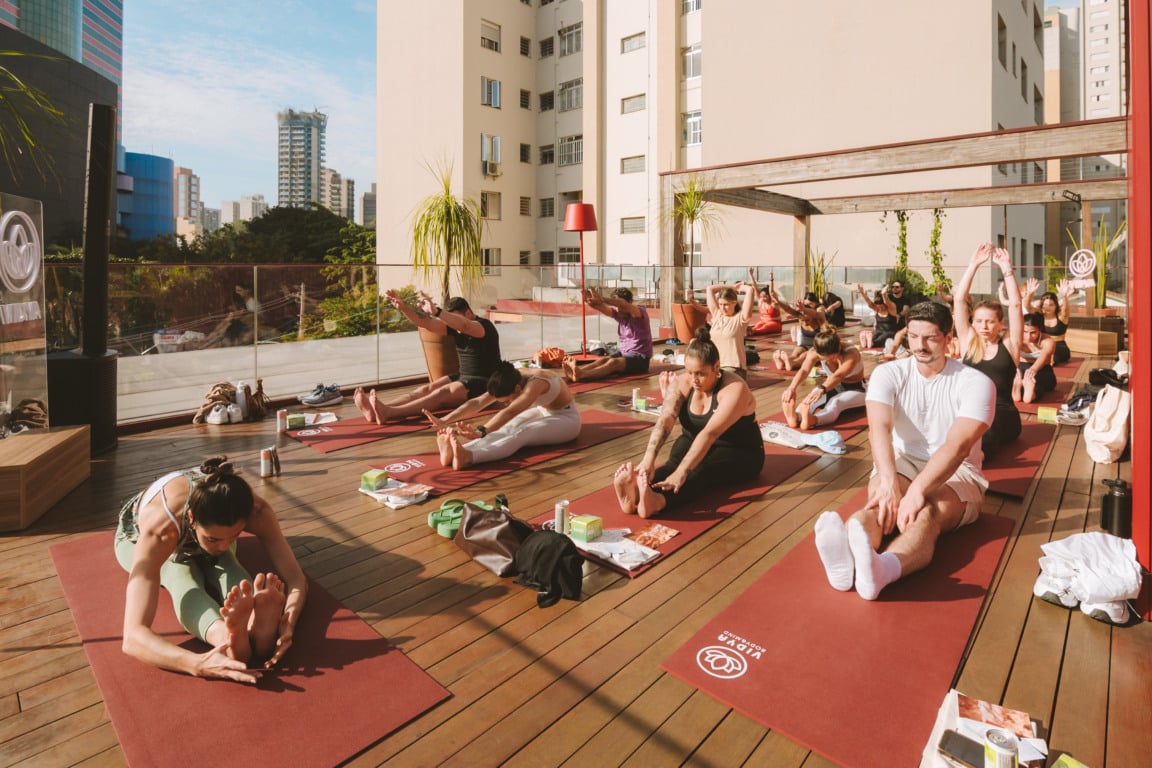 Pessoas praticando yoga em um rooftop