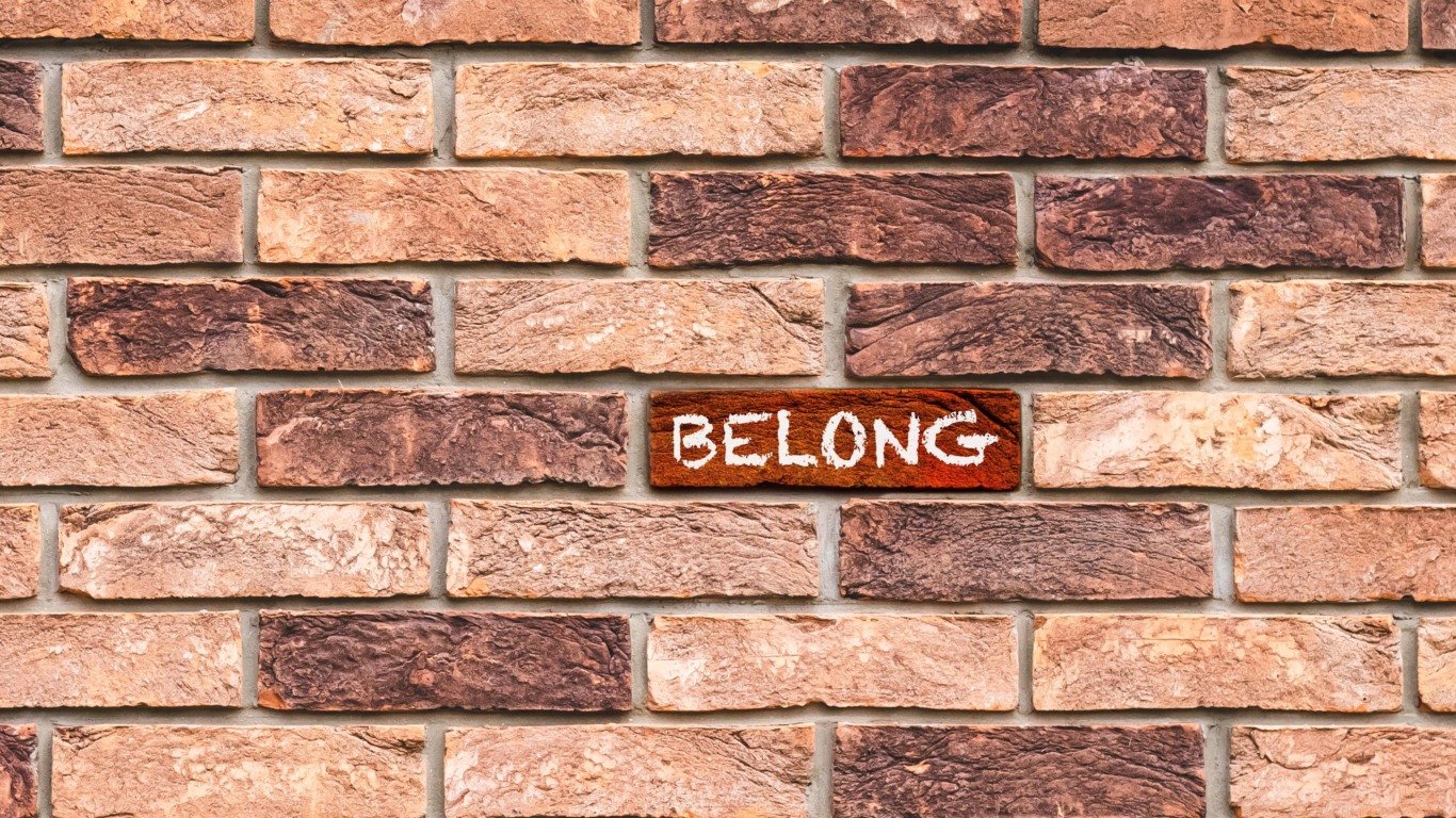 A palavra "belong", que em português significa pertencimento, escrita em tijolos