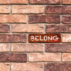 A palavra "belong", que em português significa pertencimento, escrita em tijolos