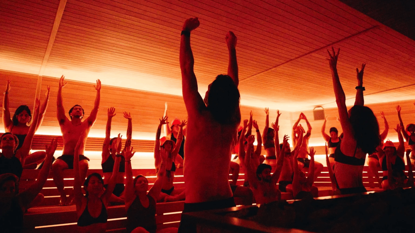 Espaço de sauna social da Othership, uma via do setor de wellness