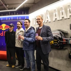 Foto mostra inauguração do escritório da Red Bull em Curitiba