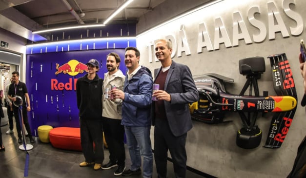 Foto mostra inauguração do escritório da Red Bull em Curitiba