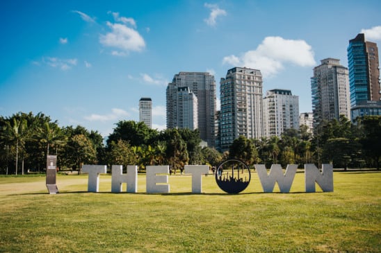 “Deu Match com The Town”: festival toma as ruas de SP com quiz interativo e letras gigantes